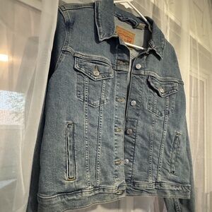 Levi’s Classic Light Wash Denim Jacket | Stretch Fit | Women’s XL